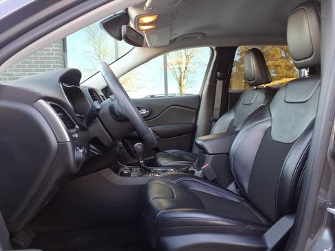 Used 2019 Jeep Cherokee Latitude Plus w/ Comfort/Convenience Group image 12