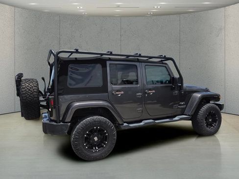 Used 2017 Jeep Wrangler Unlimited Sahara w/ Connectivity Group AWD/4WD image 3