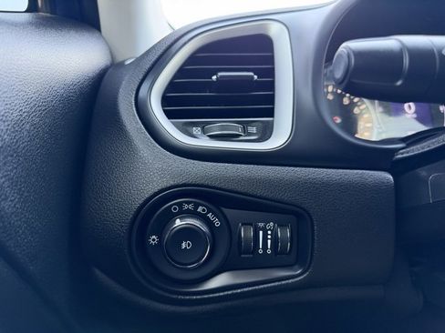 Used 2019 Jeep Renegade Latitude image 18