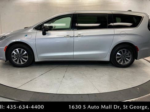 Used 2024 Chrysler Pacifica Limited FWD image 2