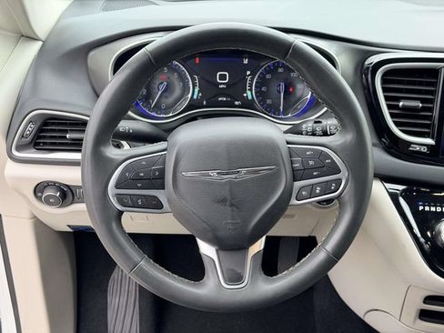 Used 2023 Chrysler Pacifica Touring-L FWD image 18