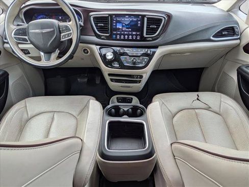 Used 2018 Chrysler Pacifica Limited w/ Advanced Safetytec Group FWD image 17