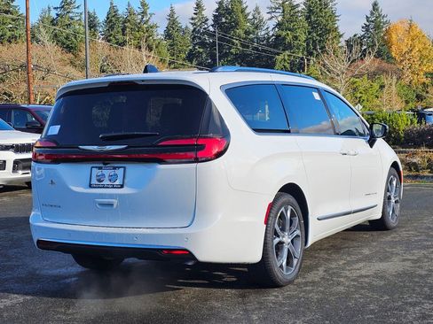 New 2026 Chrysler Pacifica Pinnacle image 8
