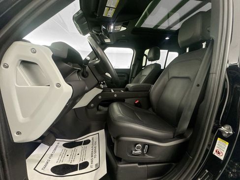 Used 2023 Land Rover Defender 130 SE image 19
