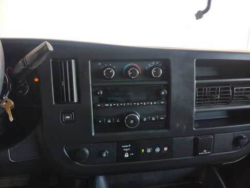 Used 2018 Chevrolet Express 3500 w/ Driver Convenience Package RWD image 23