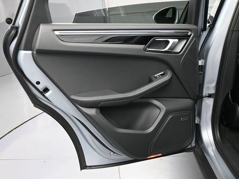 Certified 2025 Porsche Macan AWD/4WD image 22
