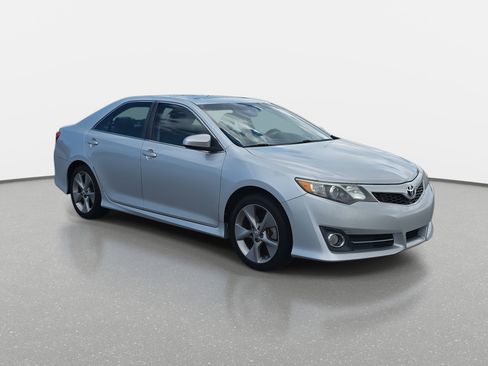 Used 2014 Toyota Camry SE image 3