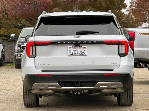 Used 2025 Ford Explorer Active w/ Active Comfort Package image 5