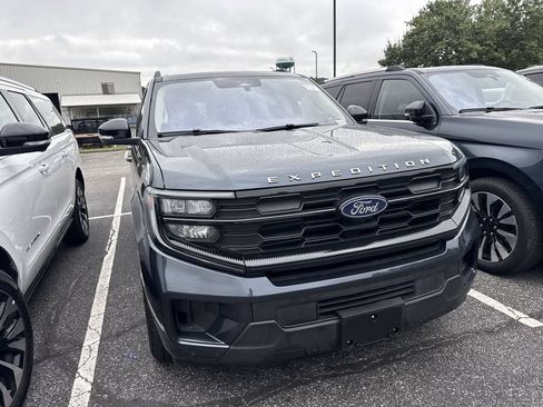 Used 2025 Ford Expedition Active AWD/4WD image 3