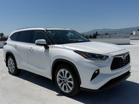 Used 2020 Toyota Highlander Limited AWD/4WD image 2