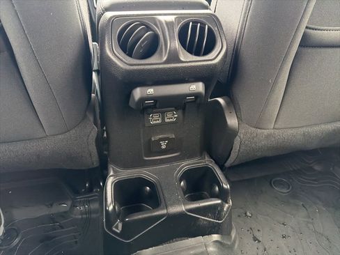 Used 2020 Jeep Wrangler Unlimited Sahara image 34