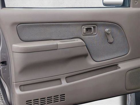 Used 2003 Nissan Frontier XE image 23