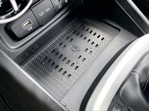 Used 2025 Hyundai Venue Limited FWD image 31