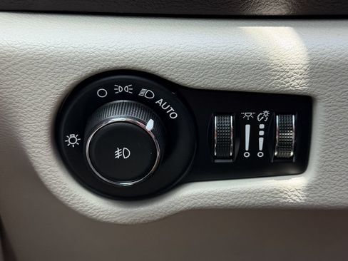 Used 2019 Chrysler Pacifica Touring-L FWD image 27