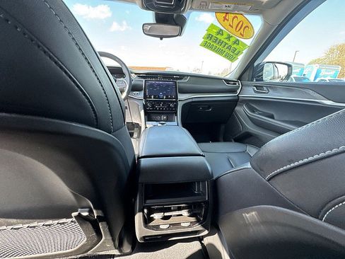 Used 2024 Jeep Grand Cherokee Limited image 21