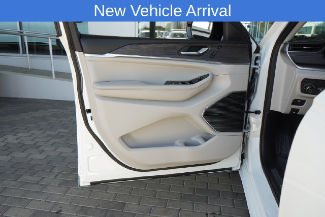 Used 2022 Jeep Grand Cherokee Overland w/ Luxury Tech Group IV AWD/4WD image 14
