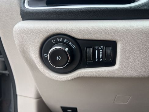 Used 2022 Chrysler Pacifica Touring-L FWD image 22