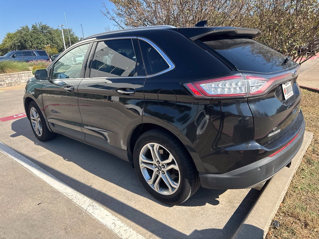 Used 2018 Ford Edge Titanium w/ Technology Package AWD/4WD image 3