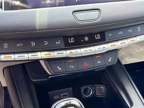 Used 2023 Cadillac XT4 Luxury w/ Cold Weather Package FWD image 32