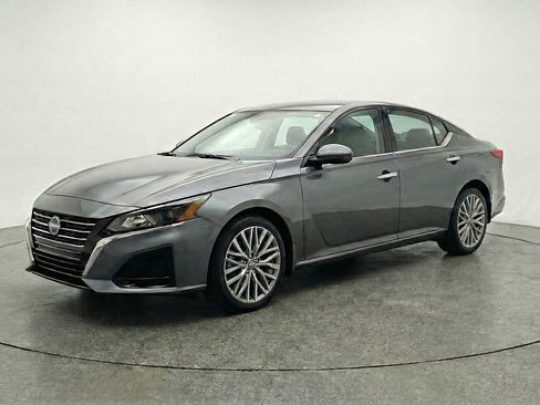 Used 2025 Nissan Altima 2.5 SV image 3