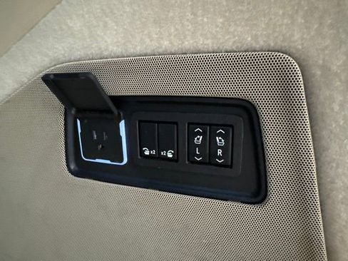 Used 2023 Cadillac Escalade ESV Premium Luxury w/ Performance Package AWD/4WD image 19