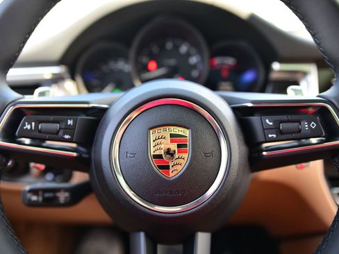 Certified 2025 Porsche Macan image 18