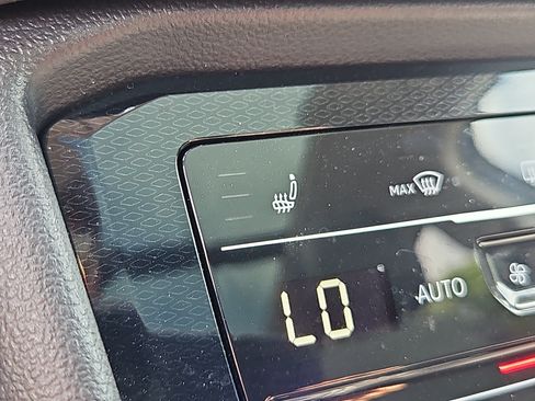 Certified 2025 Volkswagen Taos SE AWD/4WD image 13
