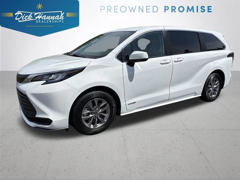 Used 2021 Toyota Sienna LE FWD image 1
