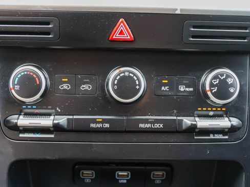 Used 2023 Kia Carnival LX FWD image 21