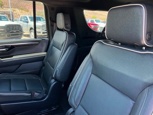 Used 2025 Chevrolet Suburban Premier AWD/4WD image 21