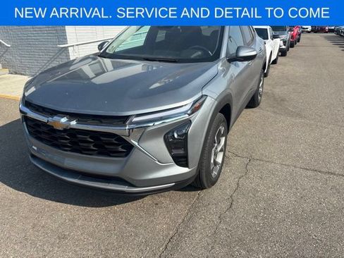 Used 2024 Chevrolet Trax LT w/ Driver Confidence Package FWD image 2