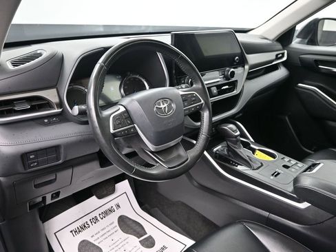 Used 2023 Toyota Highlander XLE AWD/4WD image 13