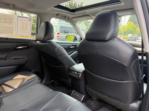 Used 2020 Toyota Highlander XLE AWD/4WD image 19