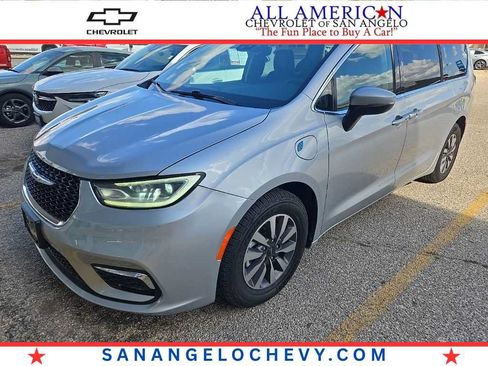 Used 2023 Chrysler Pacifica Touring-L FWD image 1