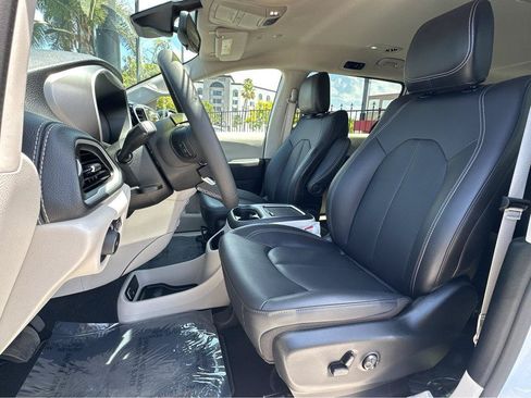 Used 2024 Chrysler Pacifica Limited FWD image 8