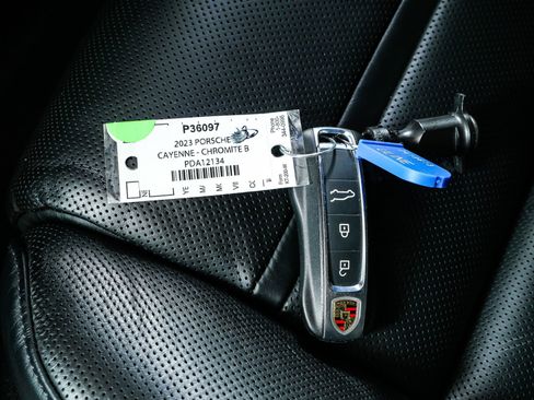 Certified 2023 Porsche Cayenne Platinum Edition AWD/4WD image 41