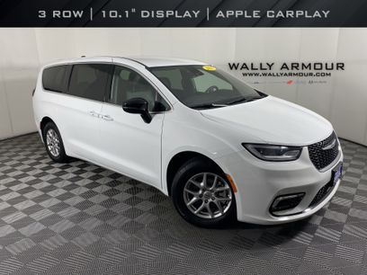 Used 2025 Chrysler Pacifica Select