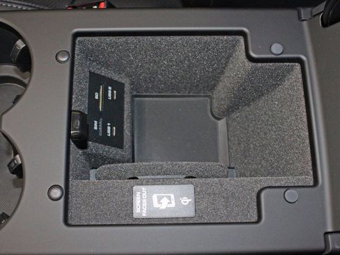 Certified 2025 Porsche Macan image 30