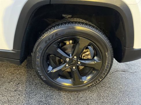 Used 2023 Jeep Grand Cherokee Altitude image 10