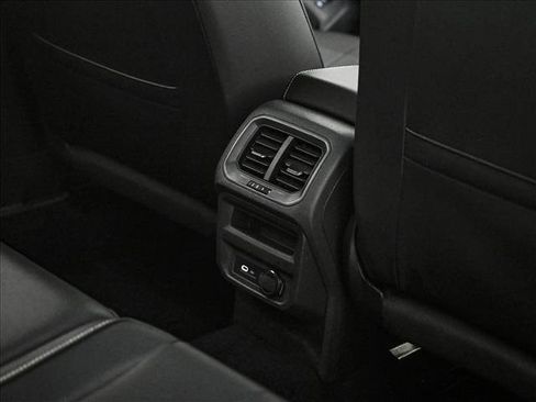 Used 2022 Volkswagen Tiguan SE R-Line image 18