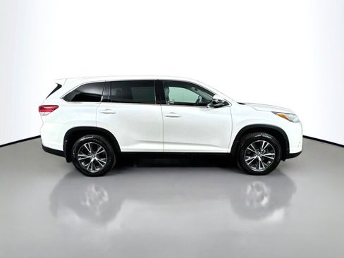 Used 2019 Toyota Highlander Plus AWD/4WD image 6
