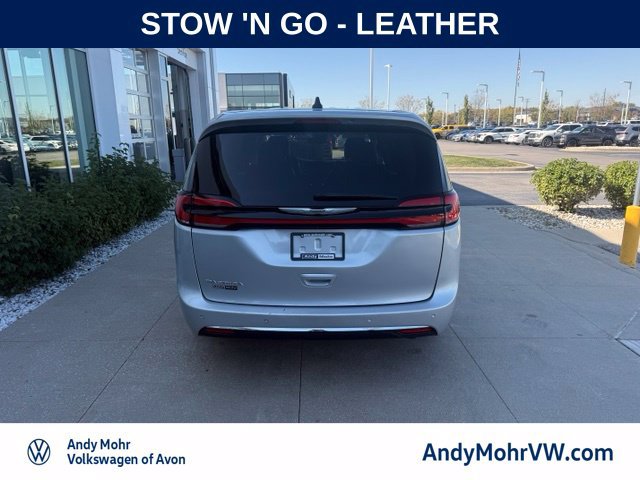 Used 2024 Chrysler Pacifica Touring-L FWD image 7