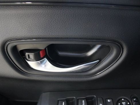 Used 2023 Honda HR-V LX image 13