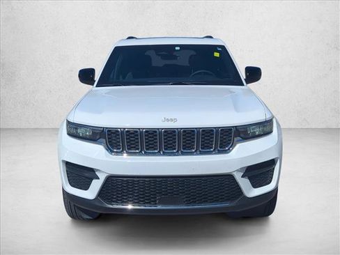 Used 2025 Jeep Grand Cherokee Laredo X w/ Luxury Tech Group I AWD/4WD image 2