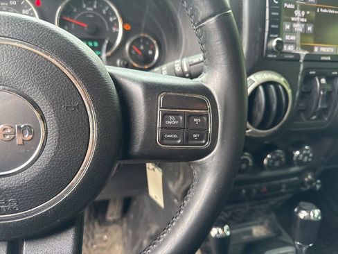 Used 2018 Jeep Wrangler Unlimited Sahara w/ Connectivity Group AWD/4WD image 12