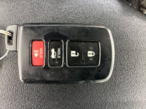 Used 2012 Toyota Camry XLE w/ Leather Pkg FWD image 34
