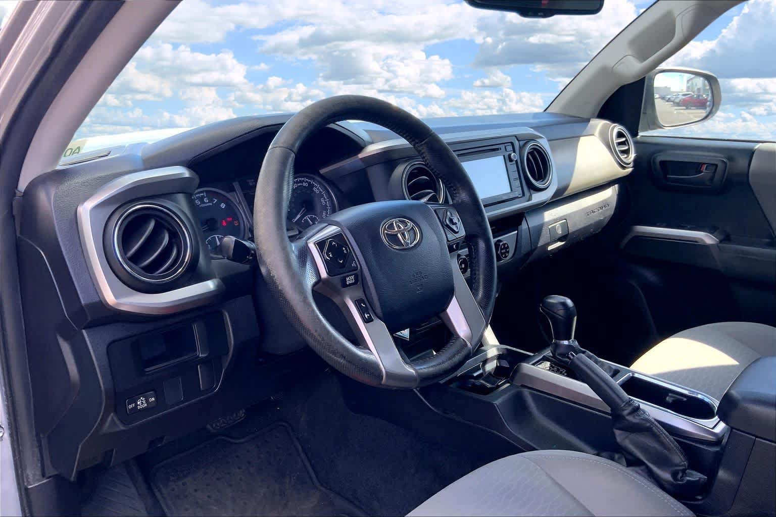 Used 2016 Toyota Tacoma SR5 RWD image 2