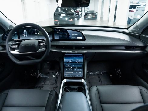 Used 2025 Lucid Air Touring image 9