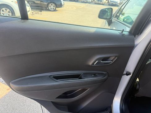 Used 2019 Chevrolet Trax LS image 15