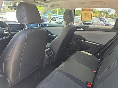 Used 2023 Volkswagen Taos SE w/ Panoramic Sunroof Package FWD image 10
